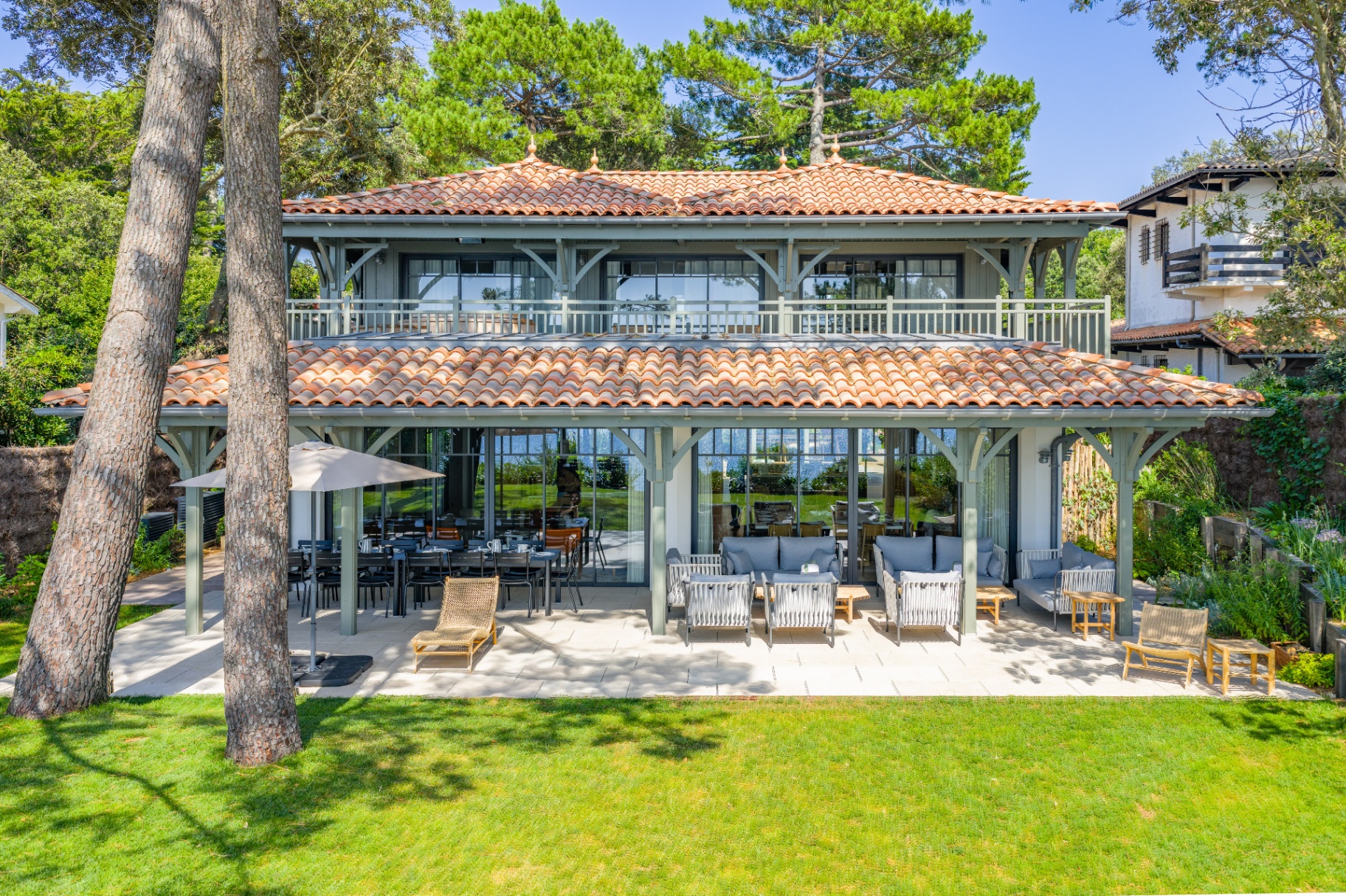 Façade et pelouse de la Villa La Perla, maison de luxe à Pyla-sur-Mer