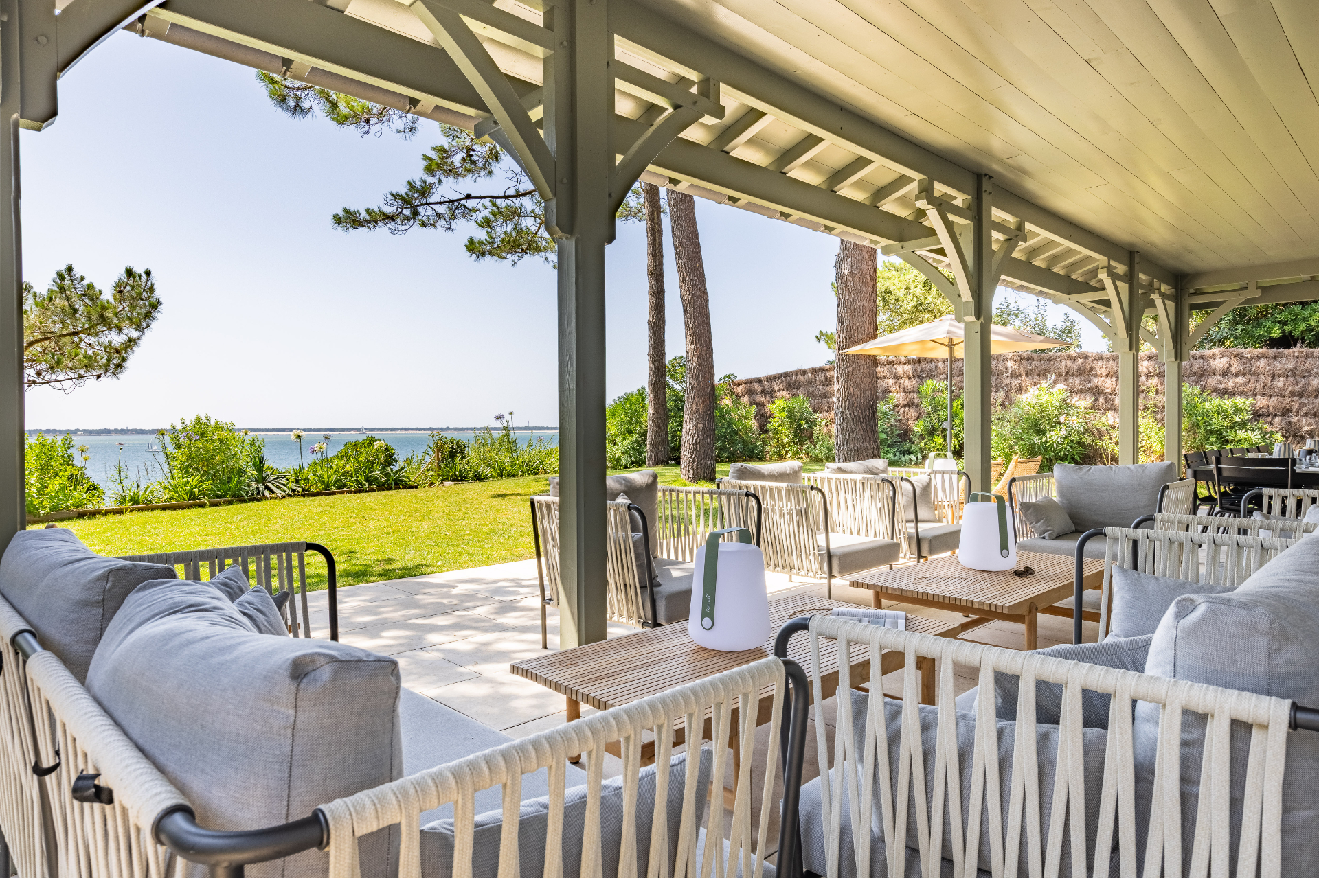 Terrasse panoramique de la villa face à l'océan Atlantique au coucher du soleil
